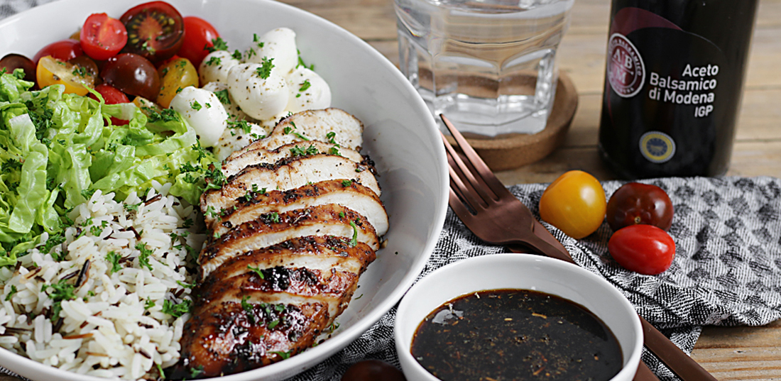 Caprese Salad Bowl mit Aceto Balsamico di Modena g.g.A. Hähnchen und Reis